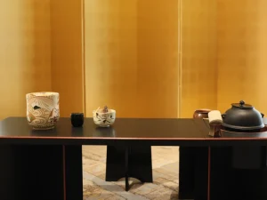 出張茶道金屏風の前で立礼卓